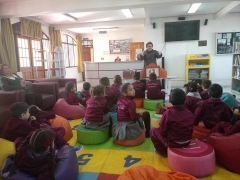 Niños y niñas disfrutando de un cuento en Kamishibai