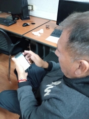 Alumno curso de uso de celulares