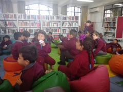 Niños y niñas disfrutando de un cuento en Kamishibai