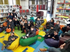 Niños y niñas disfrutando de un cuento en Kamishibai