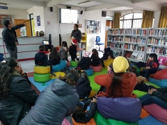 Niños y niñas disfrutando de cuenta cuentos