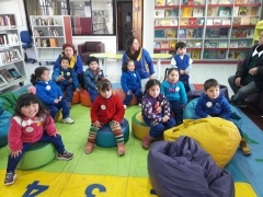 Niños y niñas disfrutando de cuenta cuentos